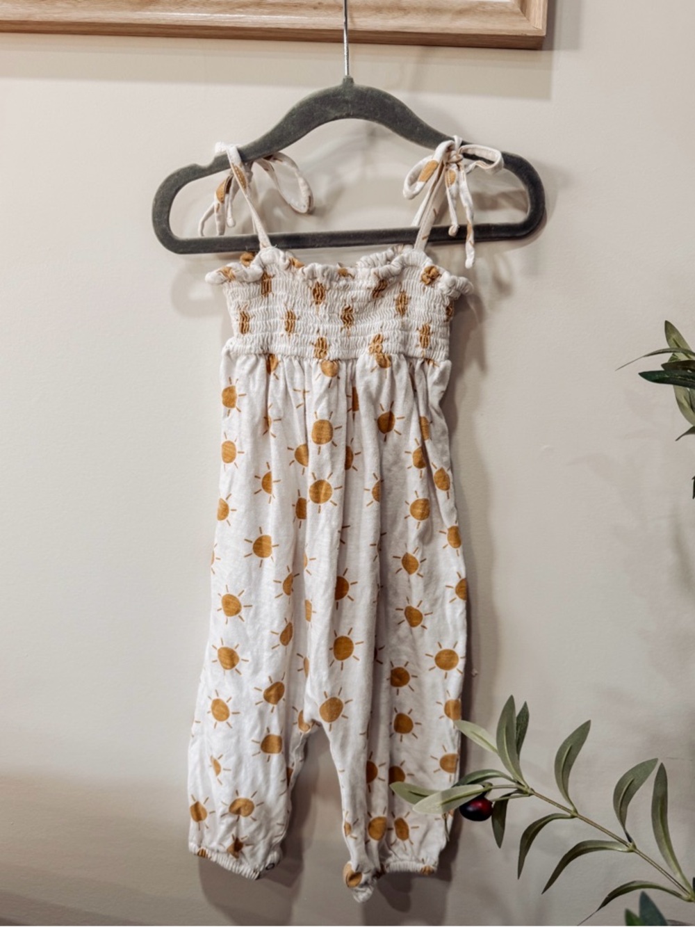 Sixx Cream Smocked Sun-Print Romper with Tie Straps 12-18m